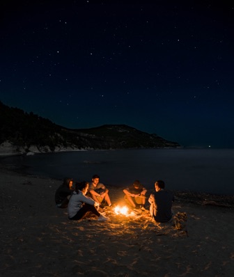 Gruppenurlaub mit Lagerfeuer am Strand