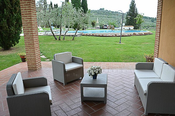 Ferienhaus in kleiner Anlage mit Pool und Tennisplatz