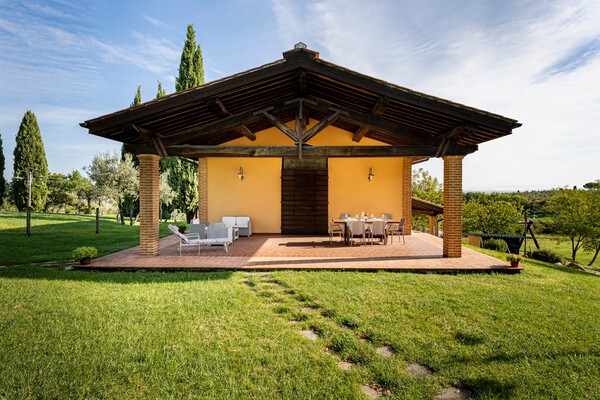 Ferienhaus in kleiner Anlage mit Pool und Tennisplatz