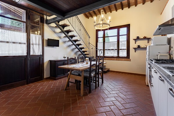 Ferienhaus in kleiner Anlage mit Pool und Tennisplatz