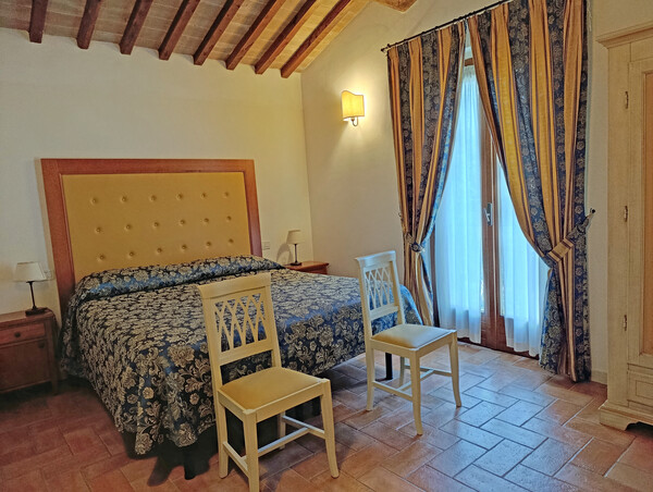 Toskana-Resort Ferienwohnung mit Pool und Therme bei San Gimignano 4 Personen - Beispielbild FeWo OG