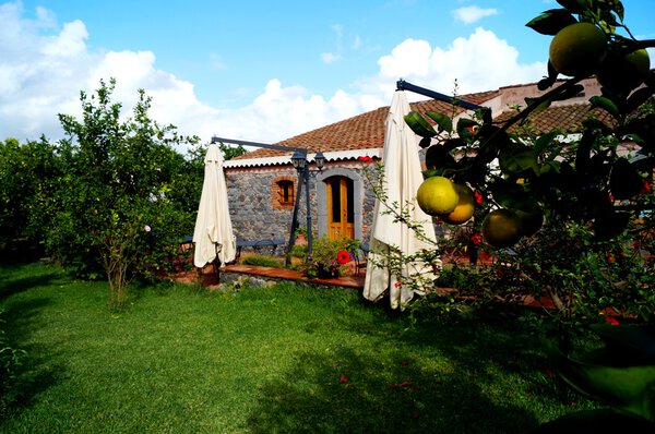 Landhotel auf Sizlien inmitten einer Zitronenplantage, Am Meer