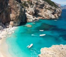 Cala dei Gabbiani, Kiesstrand auf Sardinien