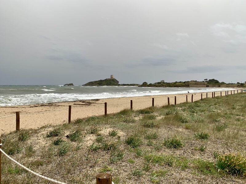 feiner Sandstrand Spiaggia di Nora, Sardinien