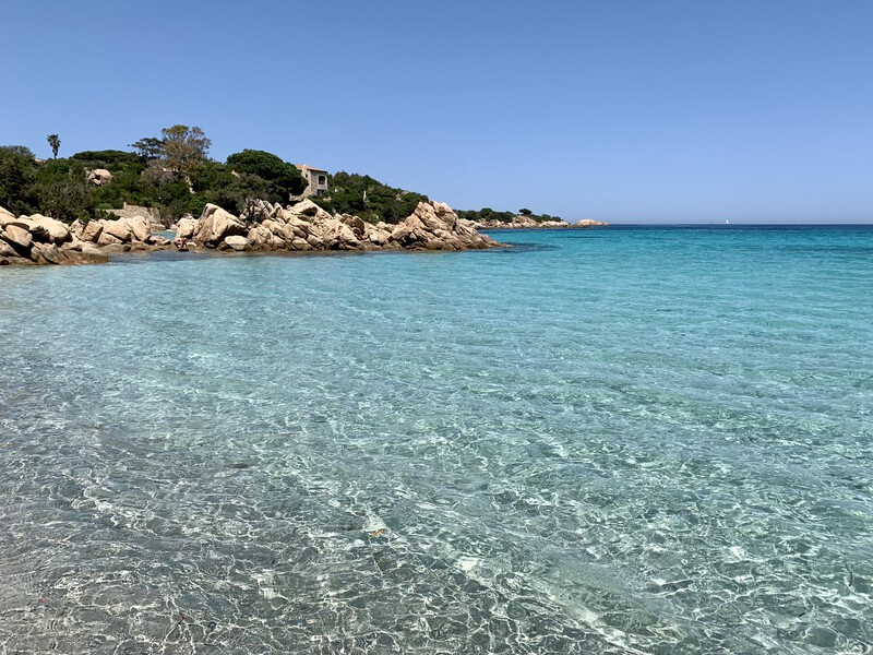 feiner Sandstrand Spiaggia di Capriccioli, Sardinien