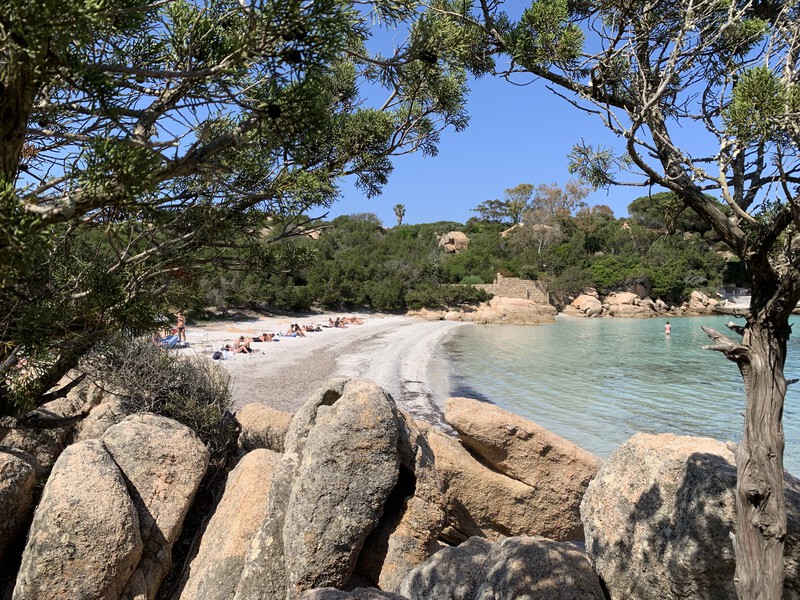 feiner Sandstrand Spiaggia di Capriccioli, Sardinien