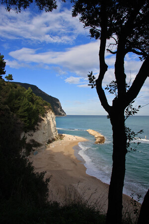 Spiaggia delle Due Sorelle, Kiesstrand in Marken