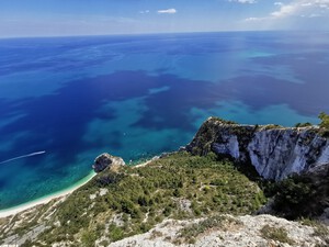 Spiaggia delle Due Sorelle, Kiesstrand in Marken