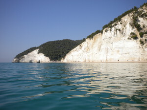Kiesstrand Baia dei Mergoli o delle Zagare, Apulien