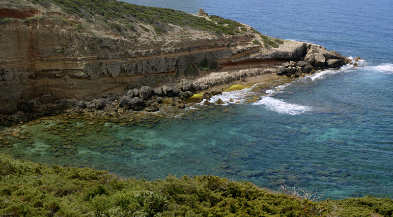 Steinstrand Cala dei Tedeschi, Sardinien