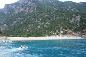 Cala Sisine, Kiesstrand auf Sardinien