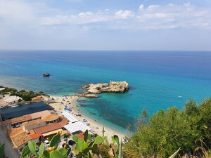 feiner Sandstrand Spiaggia di Riaci, Kalabrien