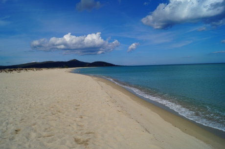 feiner Sandstrand Su Tiriarzu, Sardinien