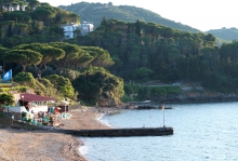 Porto Santo Stefano, Kiesstrand in der Toskana